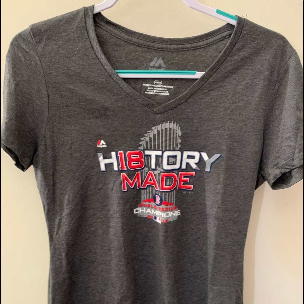 Fitted V-neck T-shirt